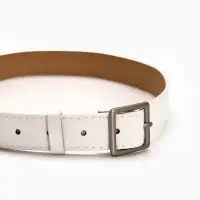Ремень женский, 110&times;3 см, квадратная матовая металлическая пряжка, серебристая, белый