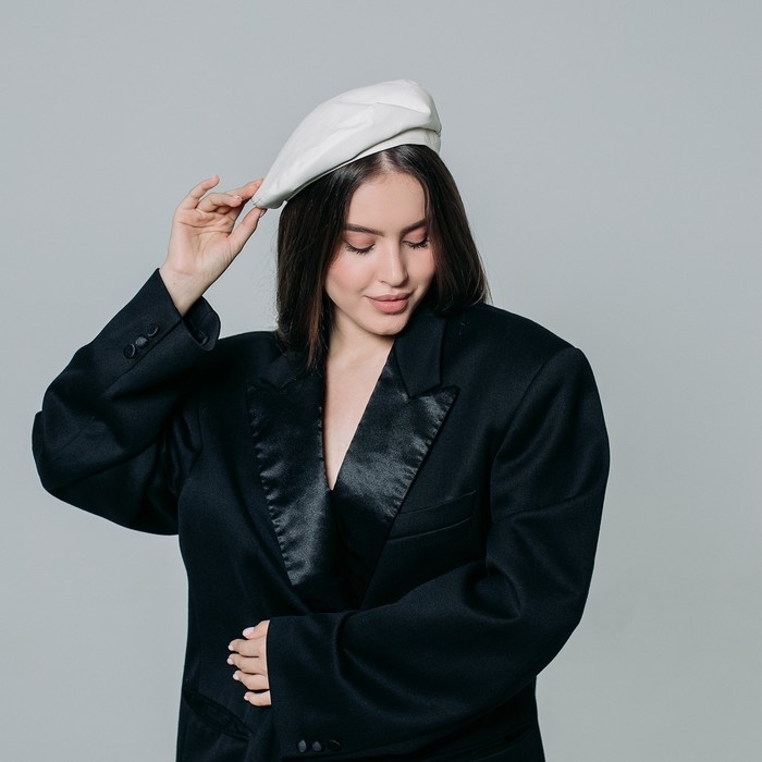 Берет кожаный, бежевый, р-р 56 см