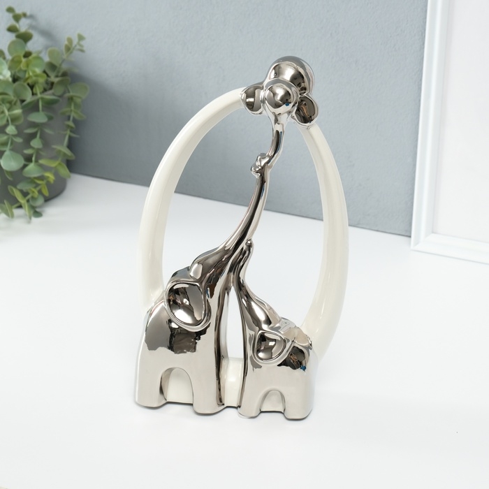 Сувенир керамика Сувенир керамика "Семья слонов. Овал" белый с серебром 6,5х17х28,5 см