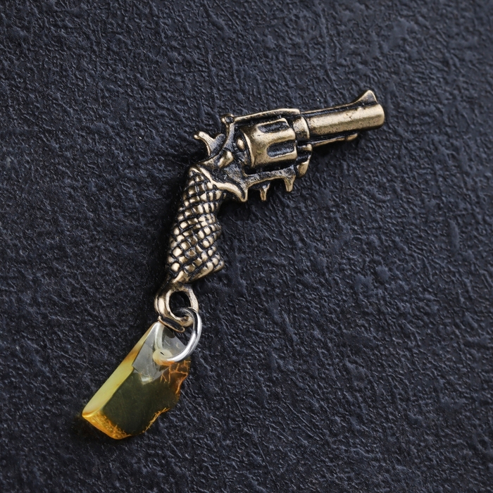 Брелок-талисман  Брелок-талисман "Револьвер", натуральный янтарь