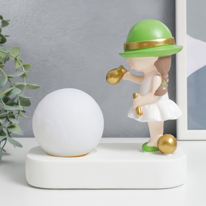 Сувенир полистоун свет  Сувенир полистоун свет "Малышка в зелёной шляпке, с золотым пузырём у шара" 16,5х8х16 см