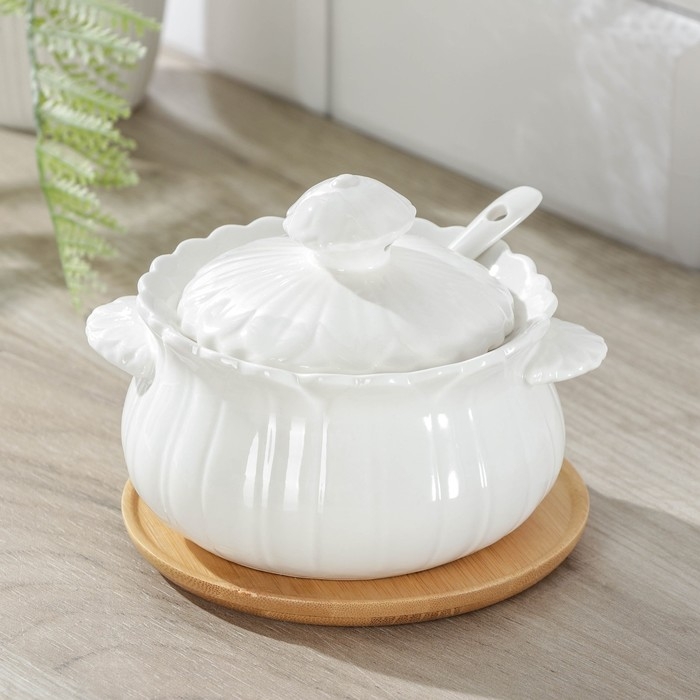 Сахарница фарфоровая с ложкой на деревянной подставке Доляна «Тюльпан», 350 мл, цвет белый