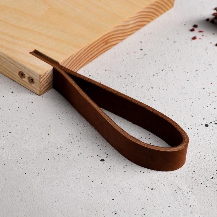 Доска разделочная Доброе дерево Доска разделочная Доброе дерево "Оригами", для сервировки и подачи, кожаная ручка, массив ясеня, 45х20 см