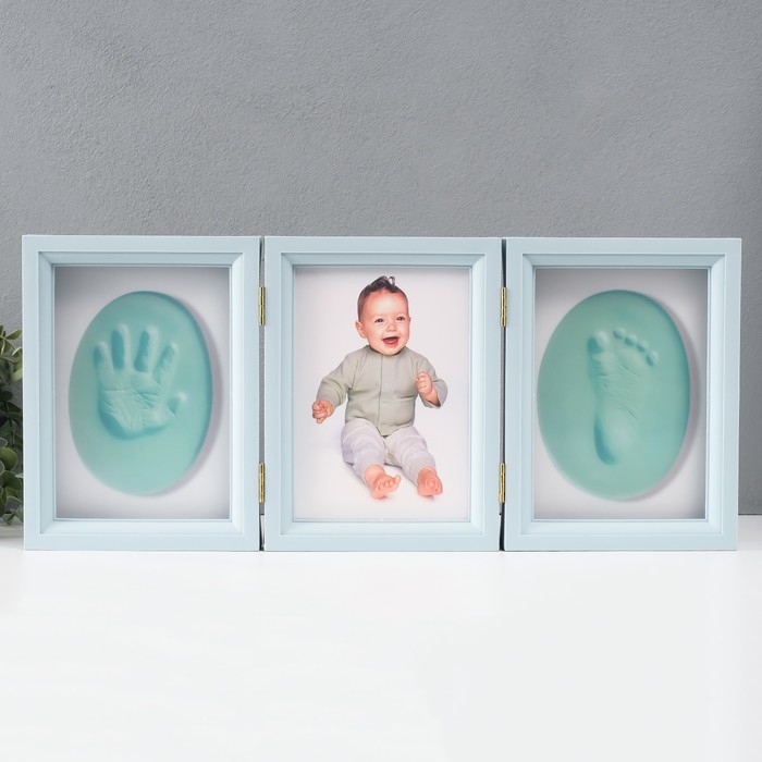 Фоторамка пластик 13х18 см с полим.глиной Фоторамка пластик 13х18 см с полим.глиной "Отпечаток ладошки и ножки" голубая 20,5х46,5 см