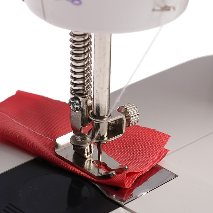 Швейная машинка Luazon LSH-03, 6 Вт, полуавтомат, 2 скорости, 4xАА или 220 В, белая Швейная машинка Luazon LSH-03, 6 Вт, полуавтомат, 2 скорости, 4xАА или 220 В, белая