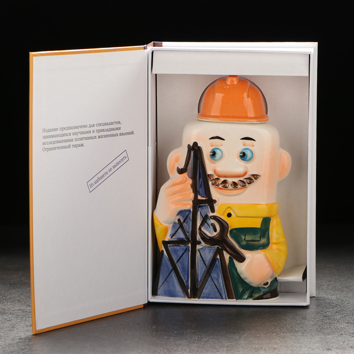 Штоф фарфоровый «Нефтяник. 4 сентября», в упаковке книге Штоф фарфоровый «Нефтяник. 4 сентября», в упаковке книге