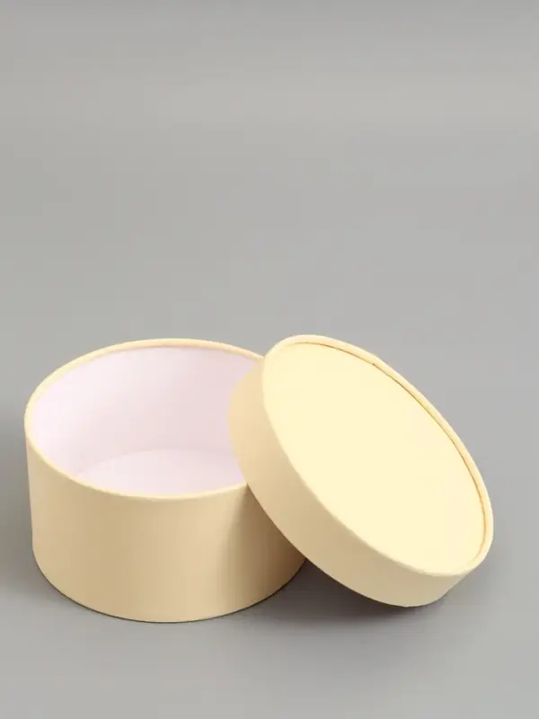 Подарочная коробка, сливочный, завальцованная без окна, 18 х 10 см