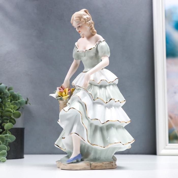 Сувенир керамика  Сувенир керамика "Крестьянка в зелёном платье с оборками с корзиной цветов" 31х10,5х13,5 см   697664