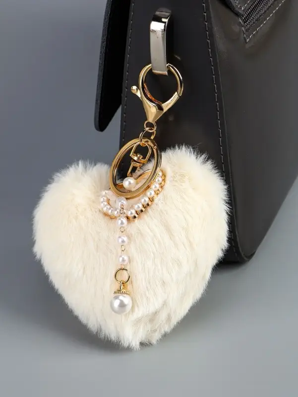 Пушистик на кольце "Сердце с жемчужной подвеской" белый 13х9 см