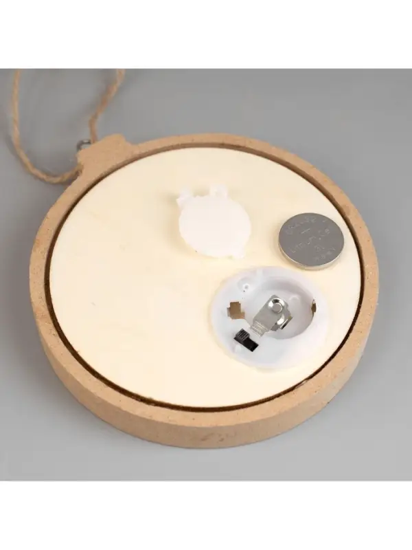 Ёлочная игрушка &laquo;Шар со снеговиками&raquo;, 10.5&times;10.5&times;1.5 см, от батареек, свечение тёплое белое