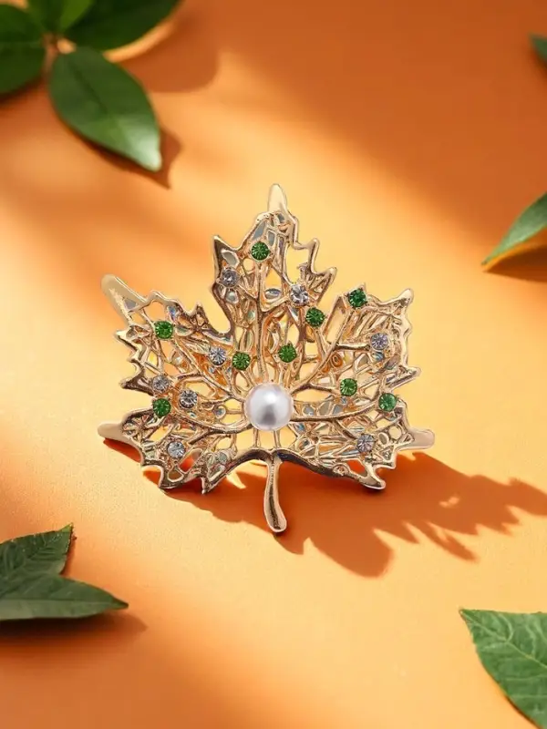 Брошь &laquo;Лист кленовый&raquo;, бело-зелёная в золоте