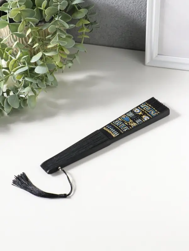 Веер складной с кисточкой &laquo;Греческий орнамент&raquo;, чёрный с золотом, 23 см