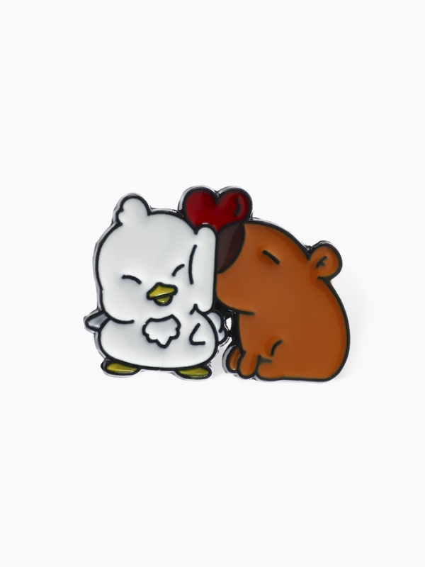 Значок «Капибара» с утёнком, оранжево-белый в чёрном металле Значок «Капибара» с утёнком, оранжево-белый в чёрном металле