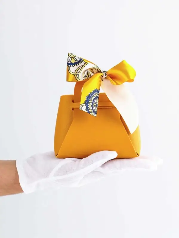 Кожаная подарочная сумочка для бижутерии и сувениров, жёлтая с бантом (лента), 13&times;12&times;5.5 см