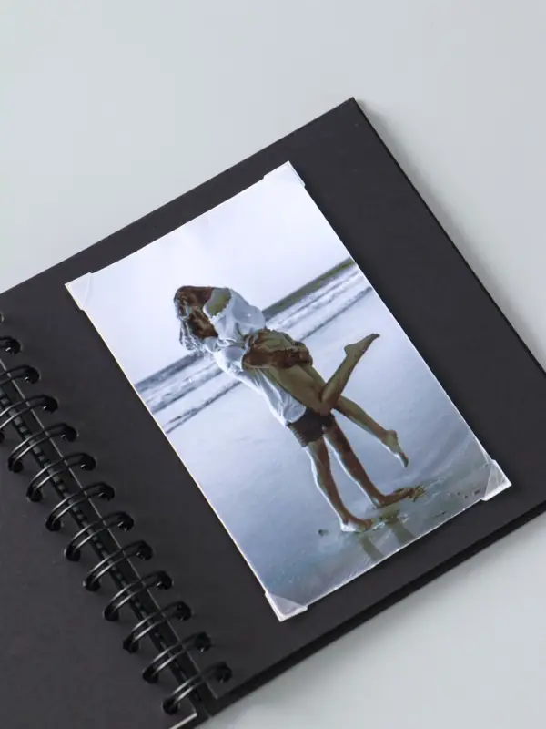 Фотоальбом 20 черных листов на спирали, набор (уголки, стикеры, ручка) 17х17х2 см