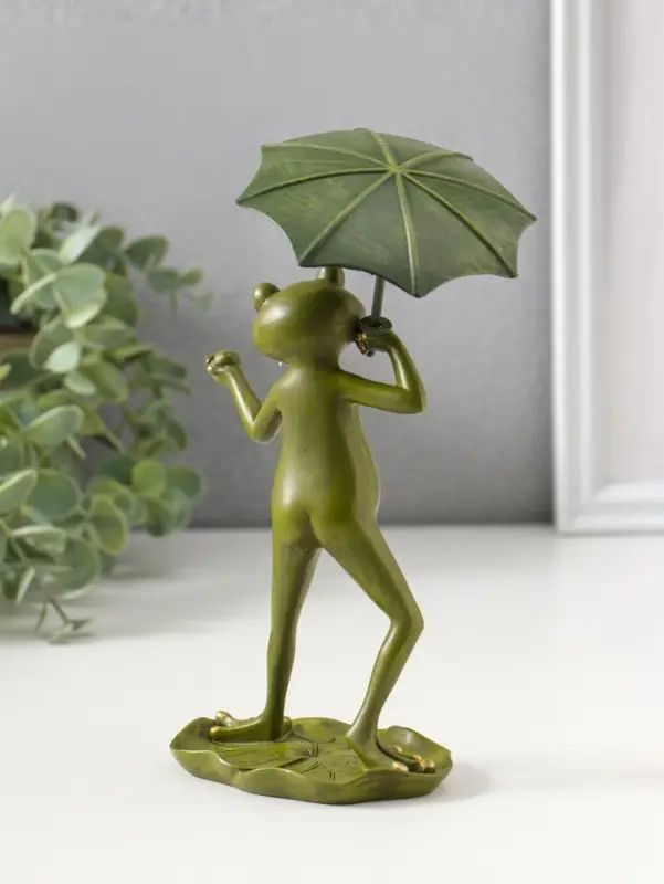 Сувенир полистоун "Танцующий лягушонок под зонтом, с божьей коровкой" 15,5 см