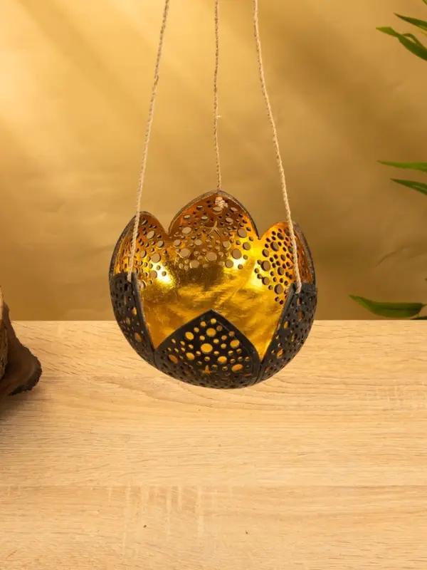 Подсвечник подвесной из кокоса «Бутон», 14×14×10 см, чёрно-золотой