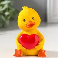 Сувенир полистоун лак "Жёлтый утёнок с красным сердцем" 6,5х6,2х9,5 см