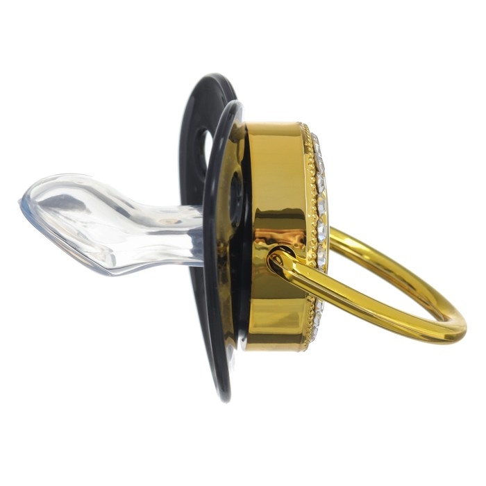 Соска - пустышка силиконовая ортодонтическая «Я тут главный», от 6 мес., с колпачком + держатель - цепочка, цвет черный/золото, стразы Соска - пустышка силиконовая ортодонтическая «Я тут главный», от 6 мес., с колпачком + держатель - цепочка, цвет черный/золото, стразы