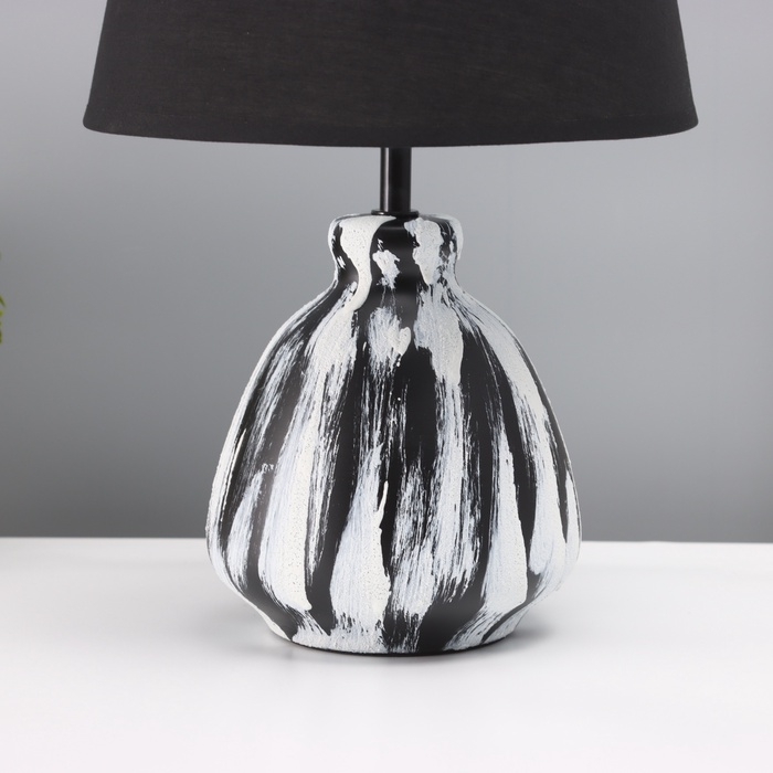 Лампа настольная Лампа настольная "Кира" 1х40Вт Е27 черный/белый 25х25х38,,5см