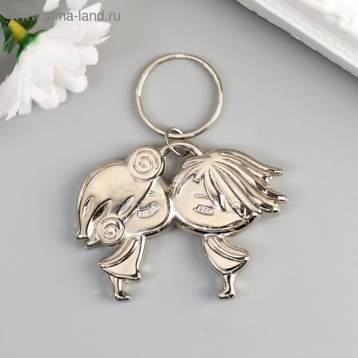 Брелок пластик под металл "Поцелуй" серебро 4х5,7 см