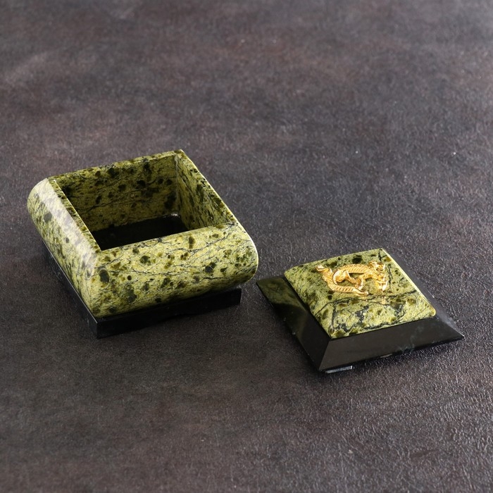 Шкатулка Шкатулка "Уральская царица", 8х8х6,5 см, натуральный камень, змеевик