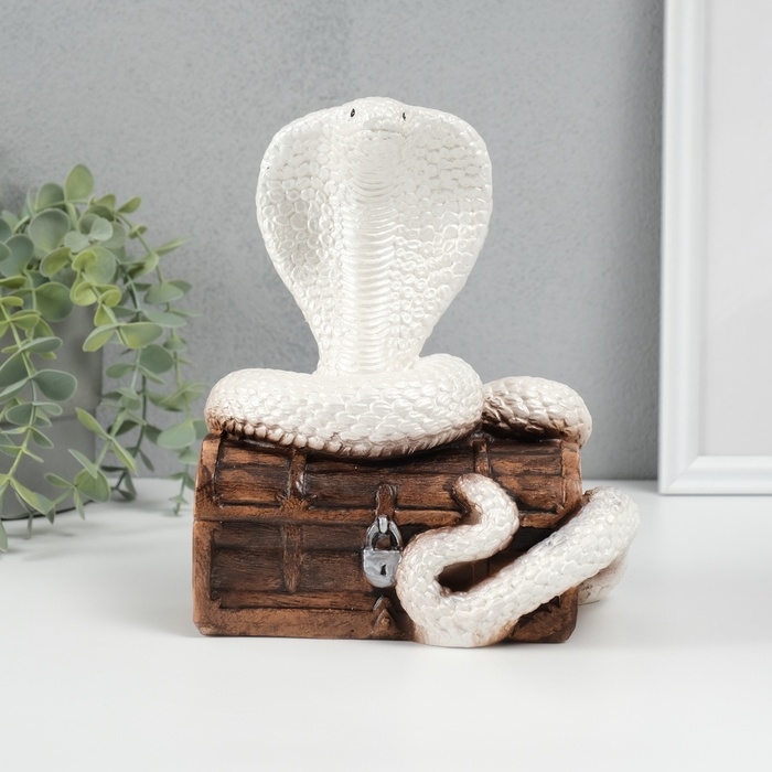 Новогодняя фигурка Новогодняя фигурка "Кобра на сундуке" 20 х17 х 12 см, белый