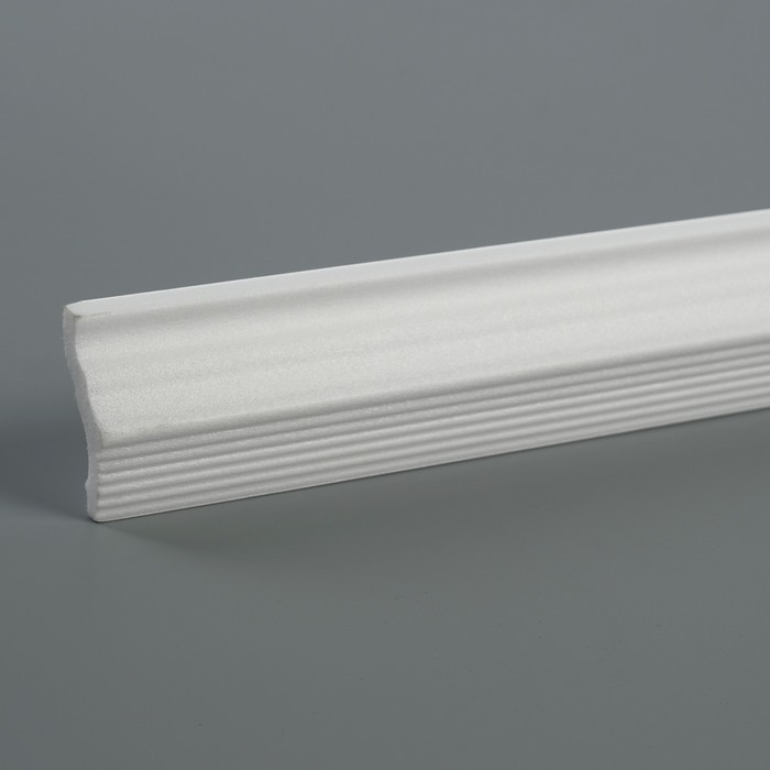 Плинтус потолочный 05015Е, белый 43х26х2000 мм