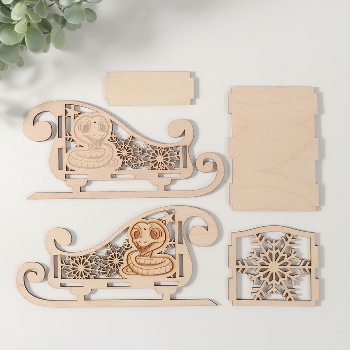 Шкатулка-сани  Шкатулка-сани "Змея. Снежинка." 19,5х9,5х10 см