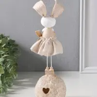 Сувенир полистоун свет "Зайка в льняном платье на шаре" 2хLR44 8,5х8,5х26 см