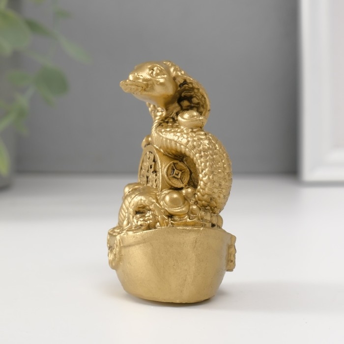 Нэцкэ полистоун Нэцкэ полистоун "Кобра на слитке Ямб с китайской монетой" под бронзу 4х5,7х7,5 см