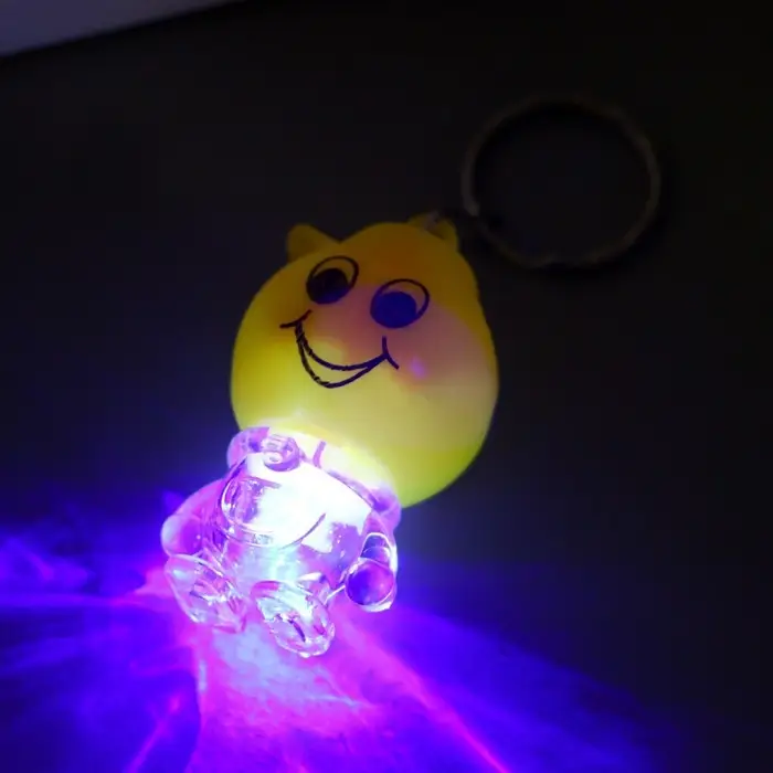 Фонарик брелок для ключей на кольце «Смайлик в кепке», мигает, 5×3×2.5 см, МИКС Фонарик брелок для ключей на кольце «Смайлик в кепке», мигает, 5×3×2.5 см, МИКС