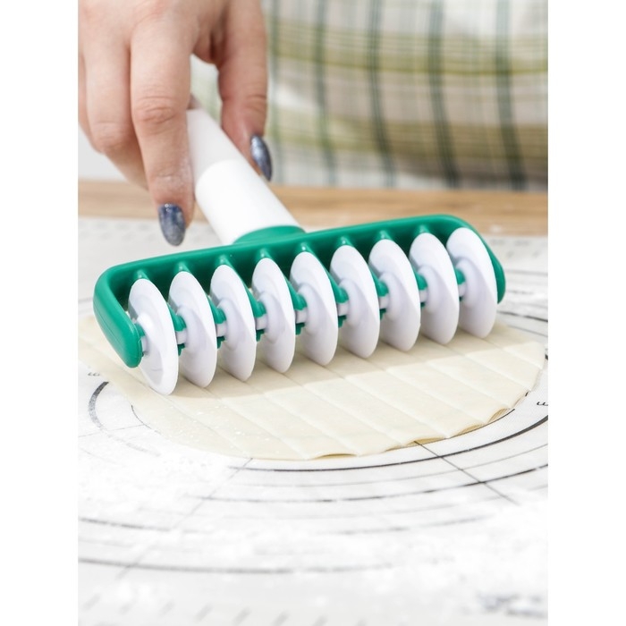 Валик для нарезки полос из теста KONFINETTA «Сладость», 14×17×4 см, цвет белый Валик для нарезки полос из теста KONFINETTA «Сладость», 14×17×4 см, цвет белый