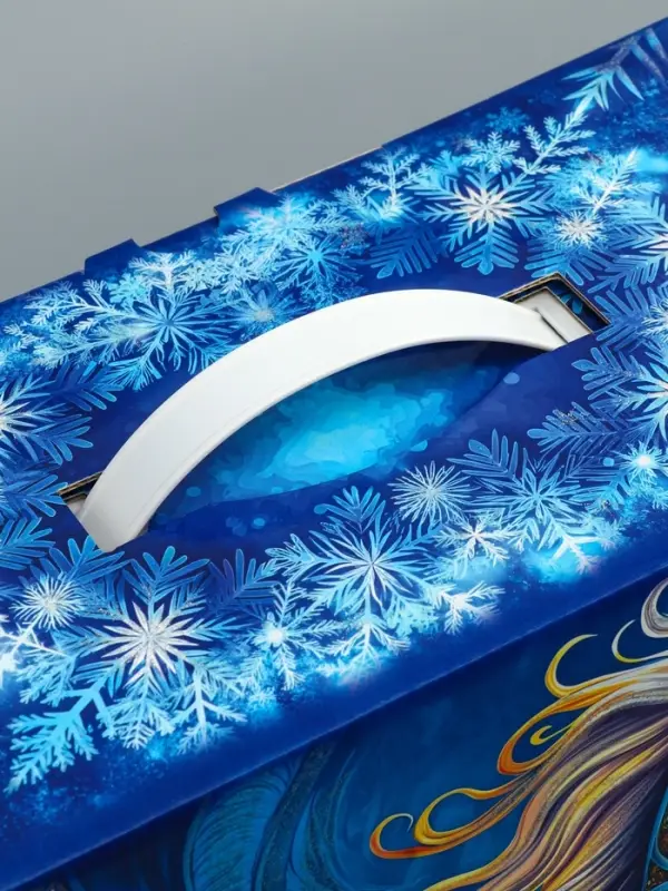 Подарочная коробка, Новогодняя с пластиковой ручкой Подарочная коробка, Новогодняя с пластиковой ручкой "Морозные узоры"28,5 х 14 х 33 см