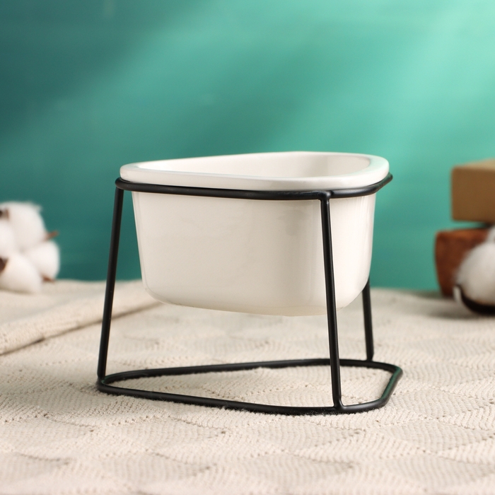 Горшок Горшок "Треугольник" на подставке, черный, 13х11х9см