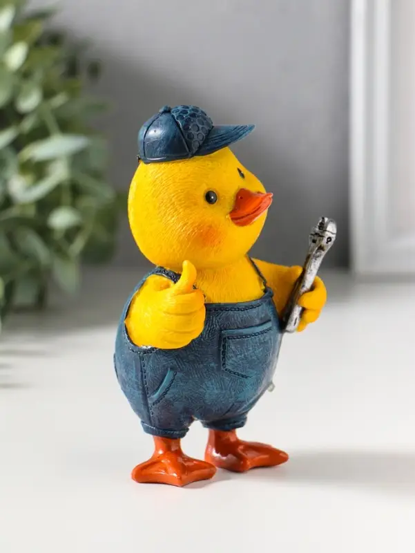 Сувенир полистоун лак "Жёлтый утёнок - мастер на все руки" 7,5х6,5х12 см