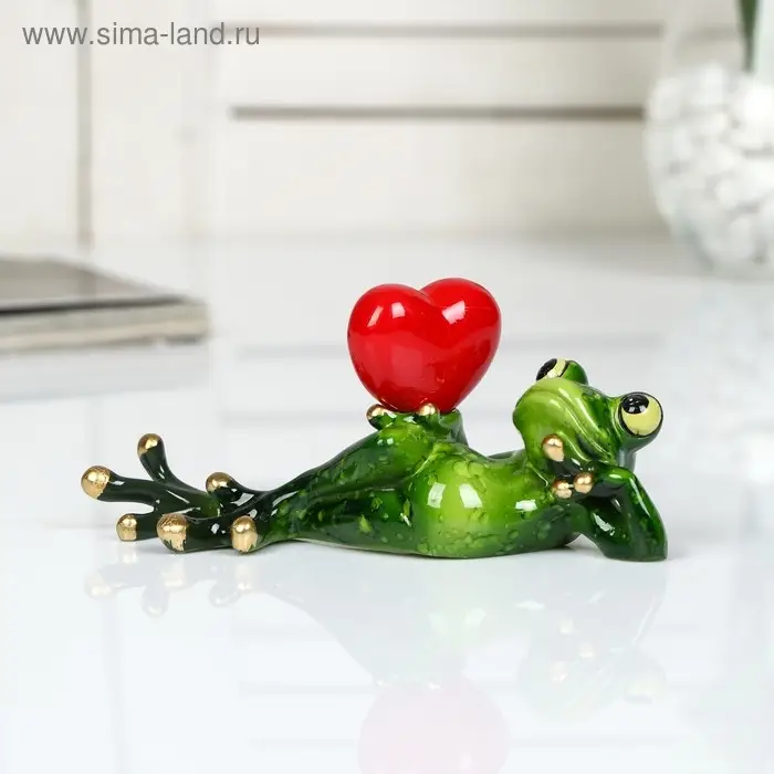 Сувенир полистоун лак "Лягушонок лежит с сердцем в руке" 6х5х15 см Сувенир полистоун лак "Лягушонок лежит с сердцем в руке" 6х5х15 см