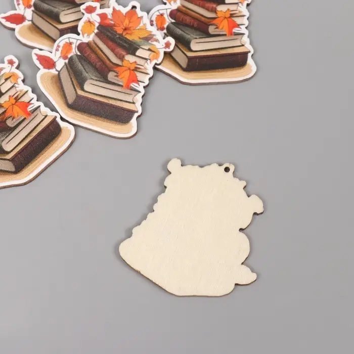 Декор для творчества дерево "Стопка книг с осенними листьями" 4,4х4,2х0,3 см Декор для творчества дерево "Стопка книг с осенними листьями" 4,4х4,2х0,3 см