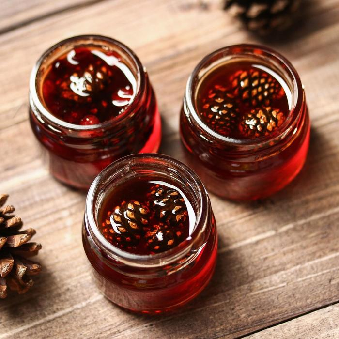 Набор варенья с сосновыми шишками «Счастливого нового года»: апельсин, клюква, брусника, 90 г (3 шт. х 30 г). Набор варенья с сосновыми шишками «Счастливого нового года»: апельсин, клюква, брусника, 90 г (3 шт. х 30 г).