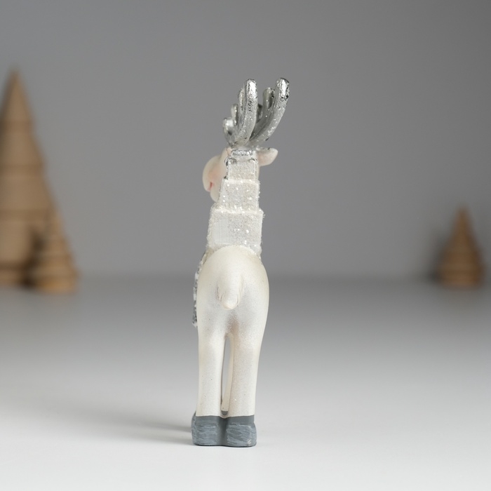 Сувенир полистоун Сувенир полистоун "Олень с серебристыми рожками, с белыми подарками на спине" 5,5х2х11,5 см