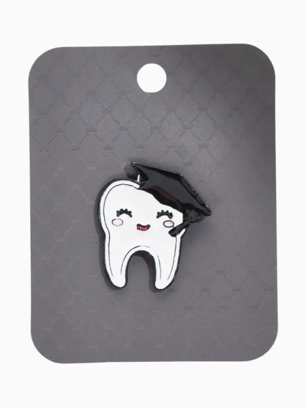 Значок &laquo;Зуб в академической шапочке&raquo;, чёрно-белый в чёрном металле