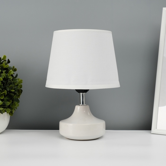 Настольная лампа с абажуром RISALUX «Блеск», 1×40 Вт, Е27, белый, 17×17×24 см Настольная лампа с абажуром RISALUX «Блеск», 1×40 Вт, Е27, белый, 17×17×24 см