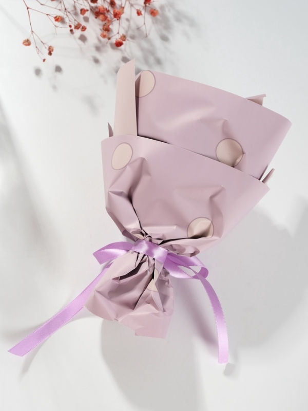 Букет из мыльных лепестков "Три розы и гвоздика" сиреневый 7,5х13,5х20 см