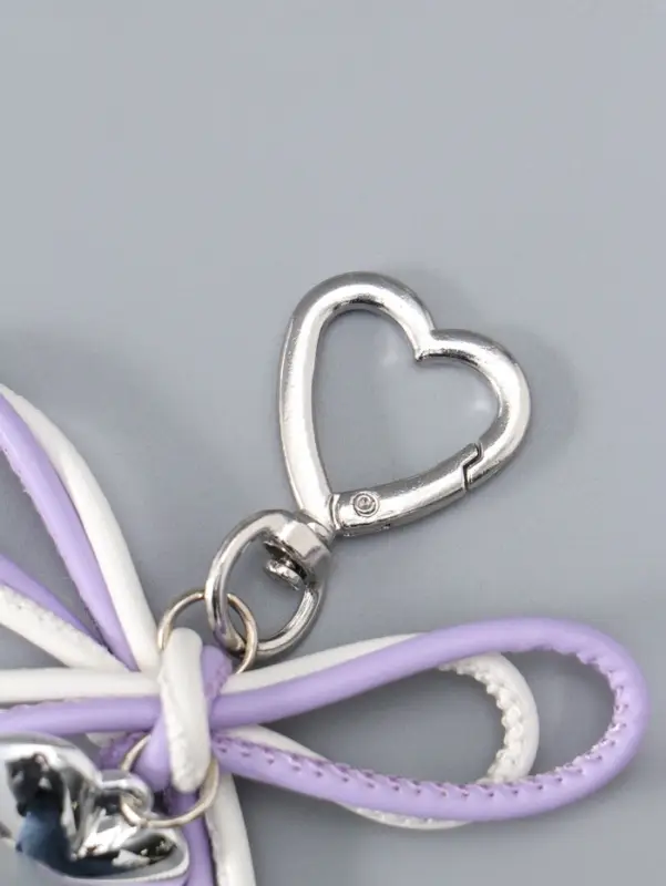 Брелок на карабине "Двойной бант с сердцем" бело-сиреневый 14х9х1,5 см