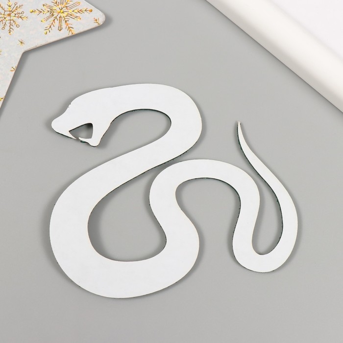 Новогодний декор на клеевой основе Новогодний декор на клеевой основе "Змейка" фоам глиттер 8х9 см зелёная