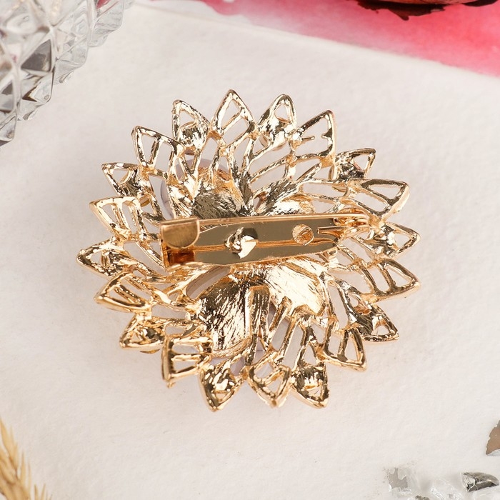 Брошь &laquo;Бабочка&raquo; на цветке, цвет бело-красный в золоте