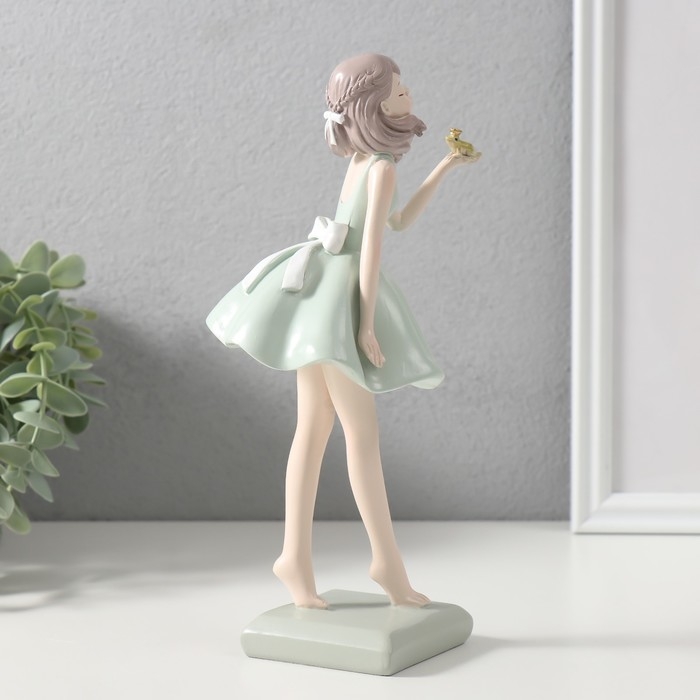 Сувенир полистоун Сувенир полистоун "Влюблённая в принца-лягушку девушка" 11х10х24 см