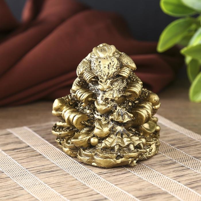 Нэцке полистоун под бронзу Нэцке полистоун под бронзу "Три жабы - пирамида" 7х8,8х6,3 см