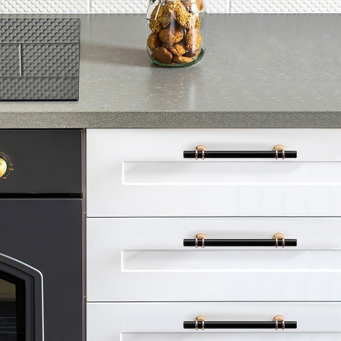 Ручка-рейлинг CAPPIO RSC003, м/о 96 мм, d=12 мм, цвет черный с золотом Ручка-рейлинг CAPPIO RSC003, м/о 96 мм, d=12 мм, цвет черный с золотом