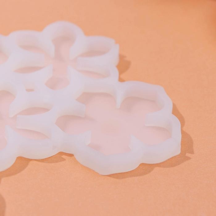 Форма для леденцов «Цветочки», силикон, 14×12×0,7 см, 6 ячеек, цвет белый Форма для леденцов «Цветочки», силикон, 14×12×0,7 см, 6 ячеек, цвет белый